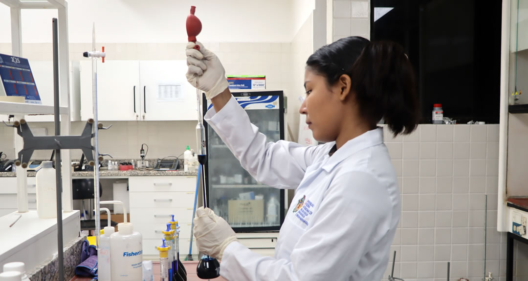 Isabel Hernández, joven comprometida con su formación, próximamente culminará su licenciatura en Química Ambiental